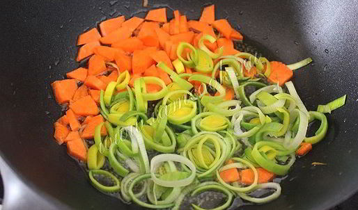 гороховый суп с копчеными ребрами и овощами