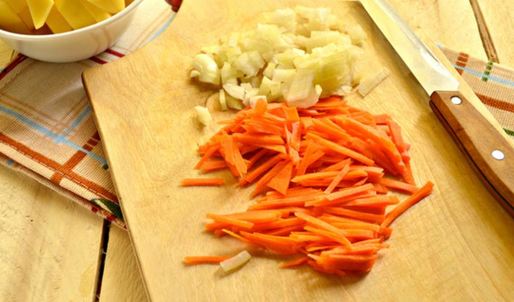 гороховый суп с курицей и сухариками