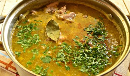 гороховый суп с курицей и сухариками