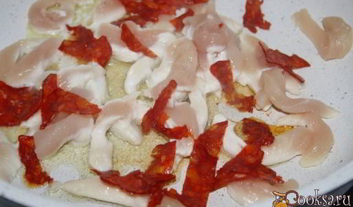 густой гороховый суп с куриной грудкой и чорризо