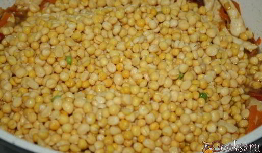 густой гороховый суп с куриной грудкой и чорризо