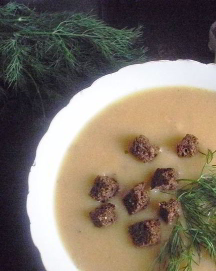 Рецепт легкого горохового супа с чесночными гренками