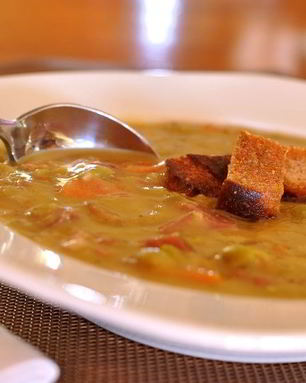 Простой гороховый суп с копченостями