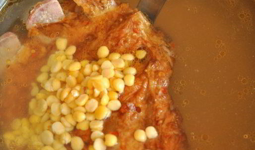 суп гороховый с копчеными ребрышками