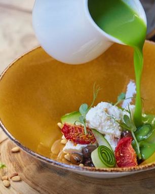 Холодный суп из зеленого горошка с домашним сыром