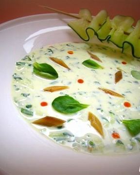 Холодный суп с огурцом и копченой рыбой