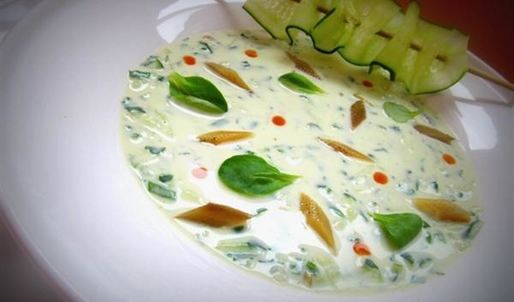 холодный суп с огурцом и копченой рыбой