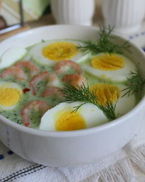 Летний холодный суп с креветками и яйцом