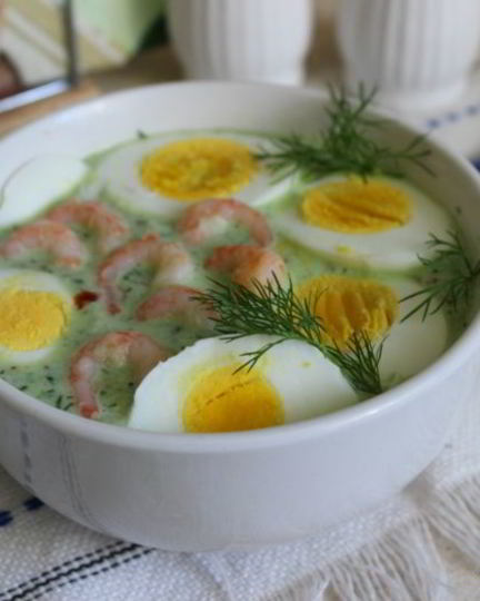 Рецепт летнего холодного супа с креветками и яйцом