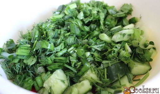 летний холодный суп с креветками и яйцом