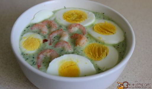 летний холодный суп с креветками и яйцом