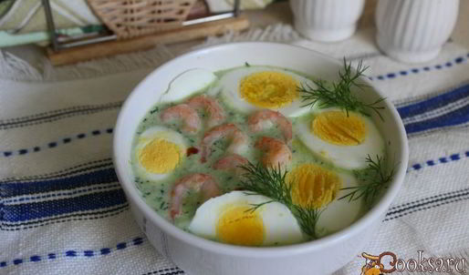 летний холодный суп с креветками и яйцом