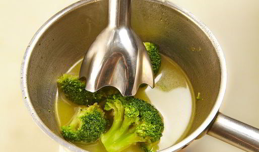 крем-суп из брокколи с лососем