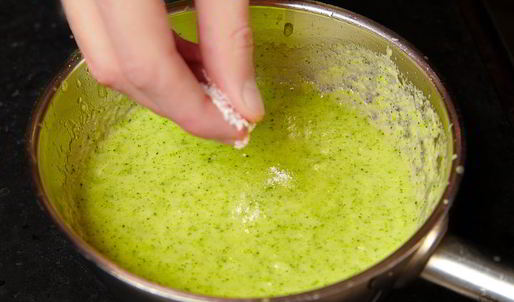 крем-суп из брокколи с лососем