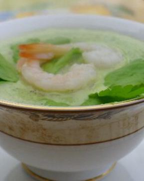 Крем-суп из сельдерея, базилика, молодого горошка с креветками