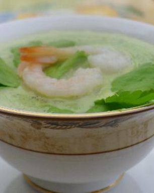 Крем-суп из сельдерея, базилика, молодого горошка с креветками