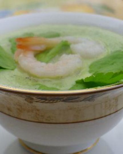 Рецепт крема-супа из сельдерея, базилика, молодого горошка с креветками