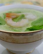 Крем-суп из сельдерея, базилика, молодого горошка с креветками