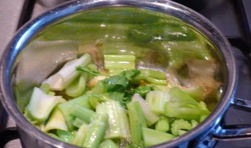 крем-суп из сельдерея, базилика, молодого горошка с креветками