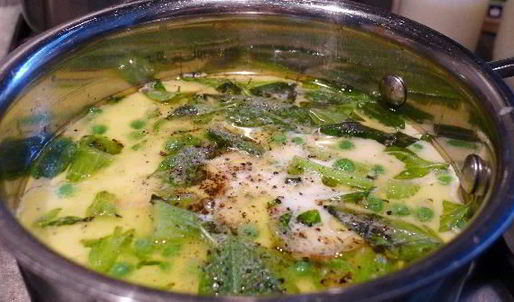 крем-суп из сельдерея, базилика, молодого горошка с креветками