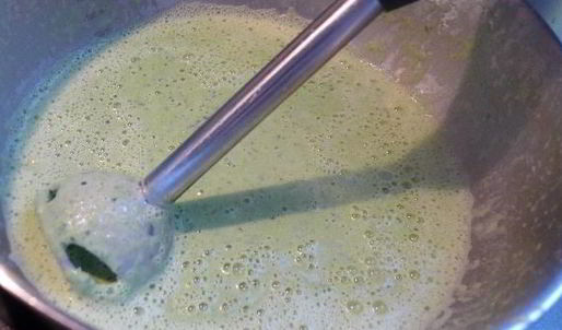 крем-суп из сельдерея, базилика, молодого горошка с креветками