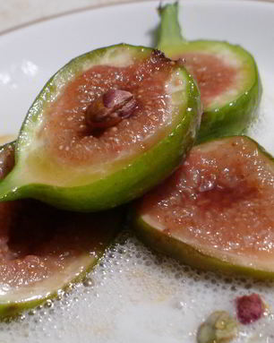 Лимонный суп с инжиром, фисташками и медом