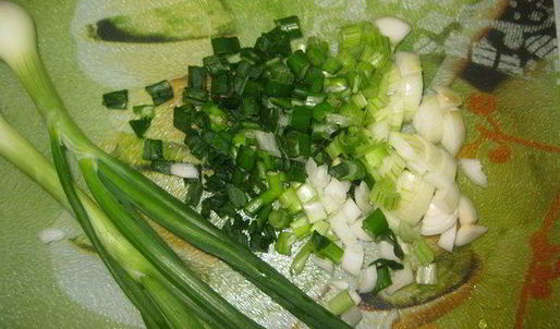 окрошка на кефире с овощами, перепелиными яйцами и мясом