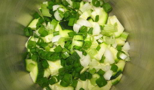 окрошка на кефире с овощами, перепелиными яйцами и мясом