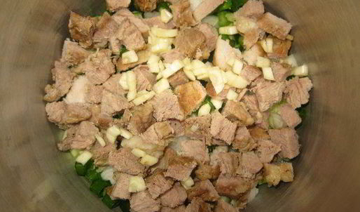 окрошка на кефире с овощами, перепелиными яйцами и мясом