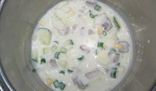 окрошка на кефире с овощами, перепелиными яйцами и мясом