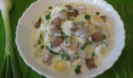 окрошка на кефире с овощами, перепелиными яйцами и мясом