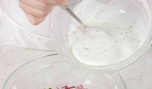 окрошка на кефире с редисом и морковью