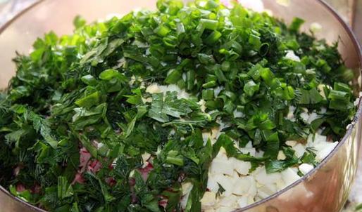 окрошка на квасе с вареной колбасой