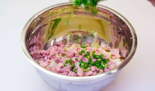 окрошка на сыворотке с колбасой