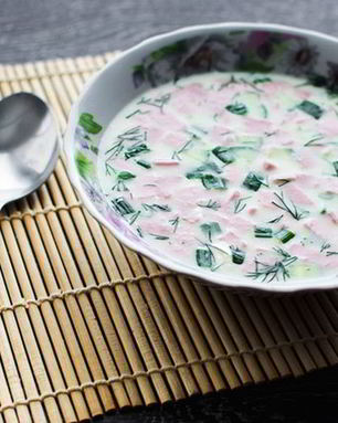 Окрошка на воде с копченой колбасой