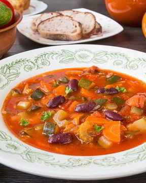 Летний овощной суп с красной фасолью