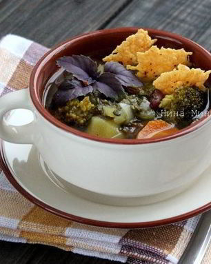 Минестроне с чипсами из пармезана