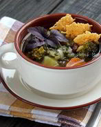 Минестроне с чипсами из пармезана