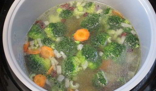 минестроне с чипсами из пармезана