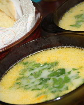 Нежный суп с курицей, сыром и овощами