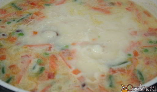 нежный суп с курицей, сыром и овощами