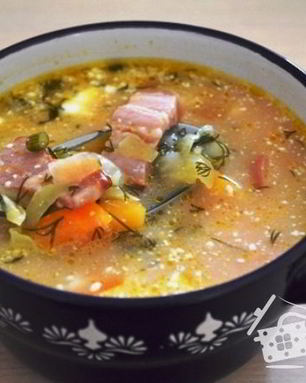 Овощной суп с фасолью и копченостями