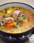 Овощной суп с фасолью и копченостями