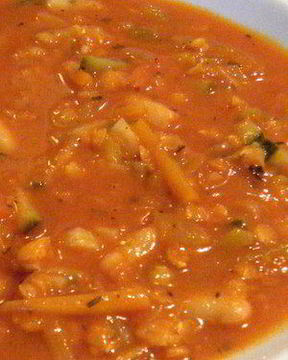 Согревающий овощной суп с томатами, фасолью и чечевицей