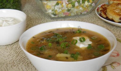 рассольник с копченой колбасой и перловкой