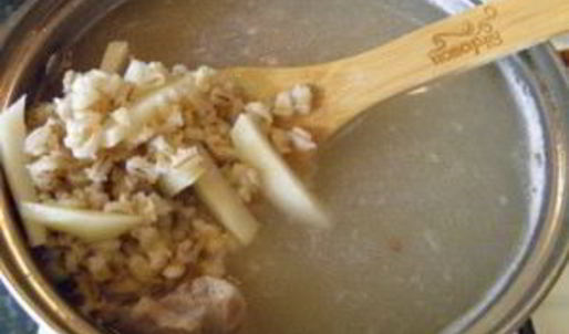 рассольник с перловкой и солеными огурцами