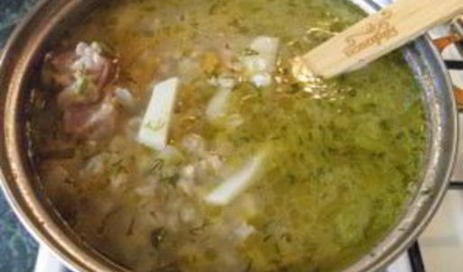 рассольник с перловкой и солеными огурцами