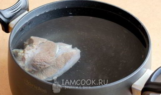 рассольник с томатом, перловкой и солеными огурцами