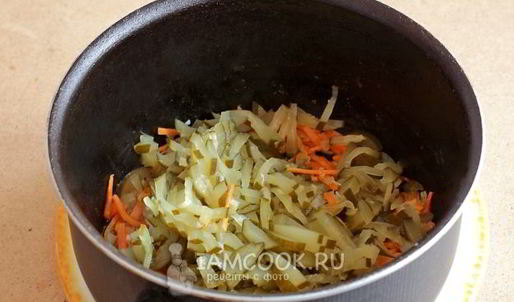 рассольник с томатом, перловкой и солеными огурцами