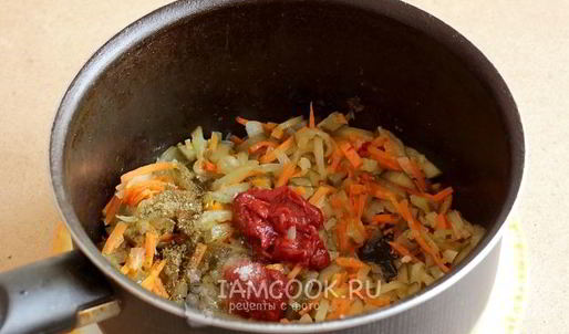 рассольник с томатом, перловкой и солеными огурцами